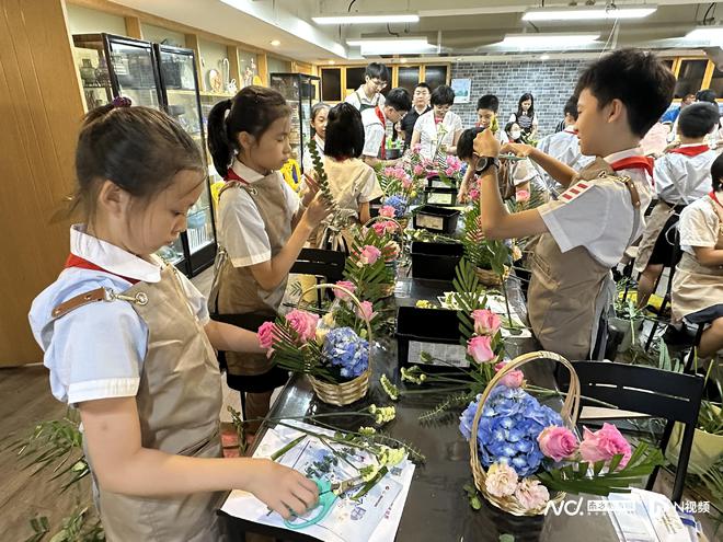 做花篮、品茶汤……非凡体育这堂“沉浸式”职业体验研学课程还原真实(图3)