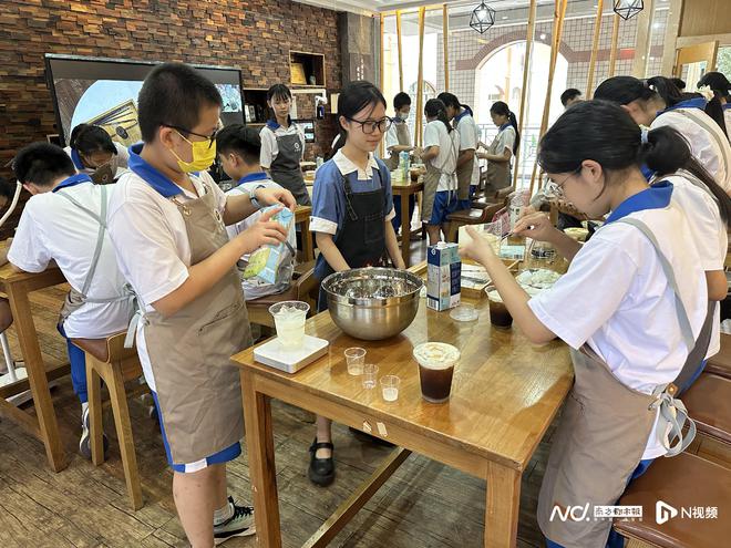 做花篮、品茶汤……非凡体育这堂“沉浸式”职业体验研学课程还原真实(图1)