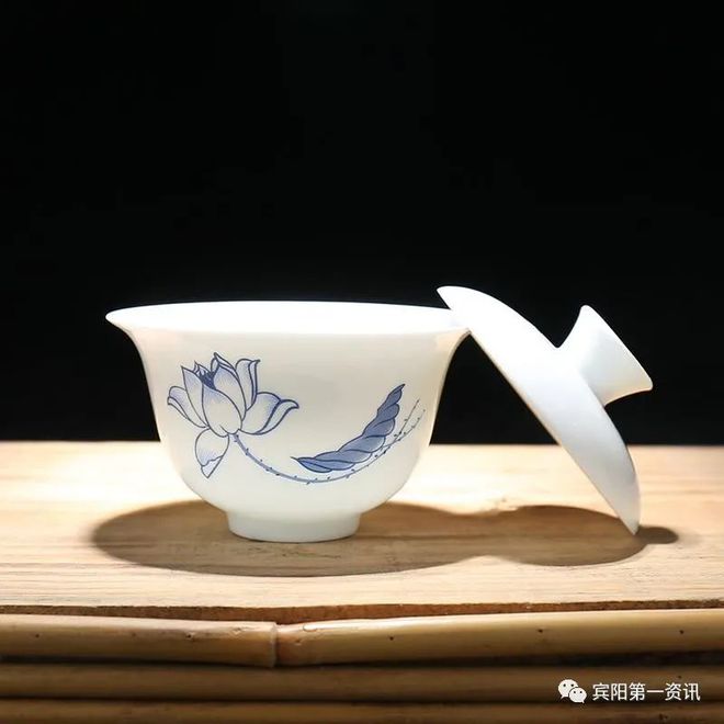 【宾阳珍藏纪念品】 你见过吗？壮锦元素德化白瓷茶具非凡体育套装(图1)